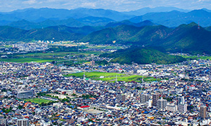 BIMや点群などの設計・計測データ、3D都市モデルなど多様なデータを活用し、リアルタイム3DCGで都市から広域地形までを再現。現実に近いデジタルツイン空間で多様なシミュレーションと体感型検証を実現します。