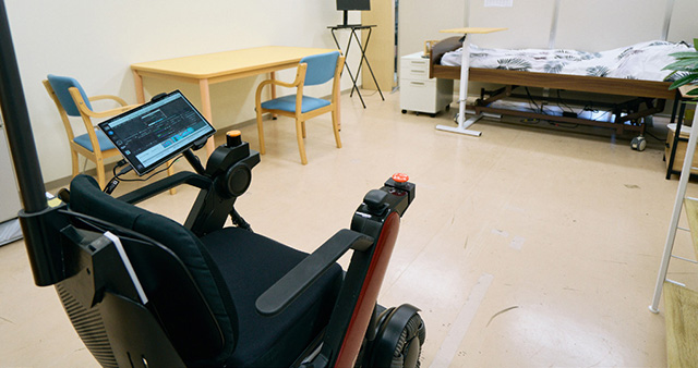居住環境を再現した実証空間と車椅子型の人協調型ロボット